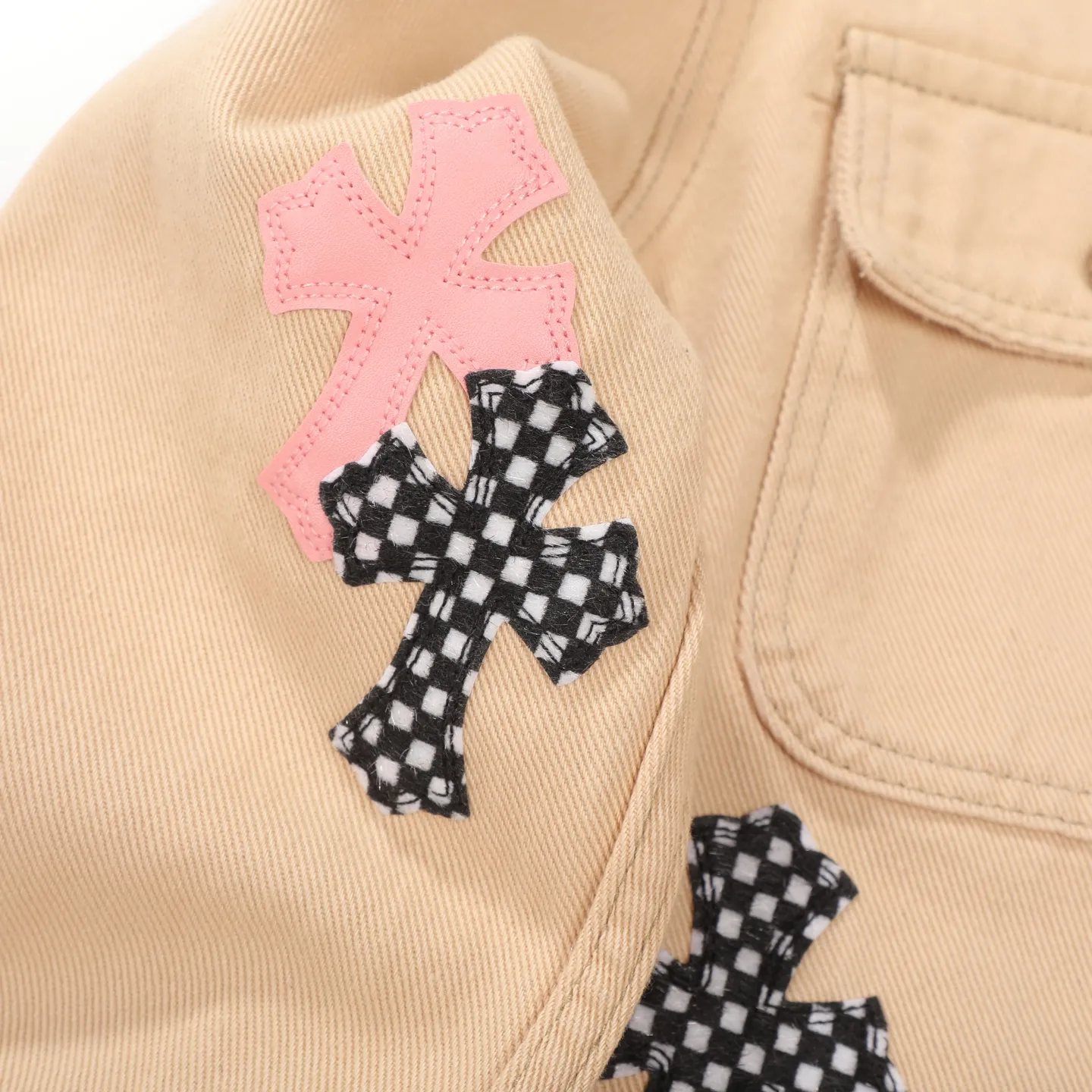 P260 Chrome Hearts丨Chloe Hearts 25ss Cherry Blossom Pink Leather Jacket Same Style for Men and Women WorkDog Pink Leather Jacket, a timeless workwear series. The fabric is made of custom-woven high-density canvas, which took more than two months. It was subsequently lightly coated to give the whole body a glossy look~ Zero color difference was achieved, and the fabric texture details were all in place! The crosses of the accessories are all genuine sheepskin, hand-stitched! The actual texture is better, the upper body is stiff, and it is OK for both men and women. The dark cross leather element has its own aura and can be worn with any outfit to slay the audience! Let you easily control the rate of return! The cross stitching is all lambskin, the inner leather is first-layer calfskin, the hardware is silver-plated, and the details are full. Size: S/M/L/XL Length: 66/68/70/72 Bust: 55/57.5/60/62.5 Shoulder width: 45.5/47.5/49.5/51.5 Sleeve length: 62/63/64/65